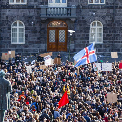 Protester utanför Alltinget i Reykjavik.