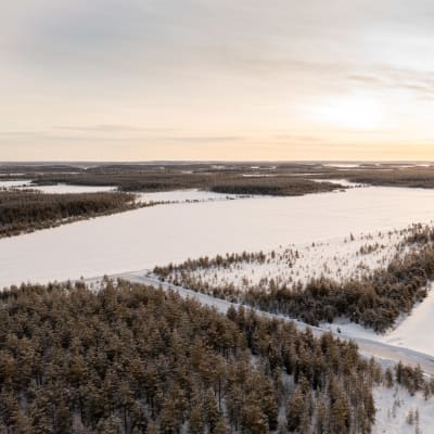 Ilmakuva Näätäaavan alueesta.  Kuva on otettu talvella, joten maisema on luminen. Alueella on myös metsää.