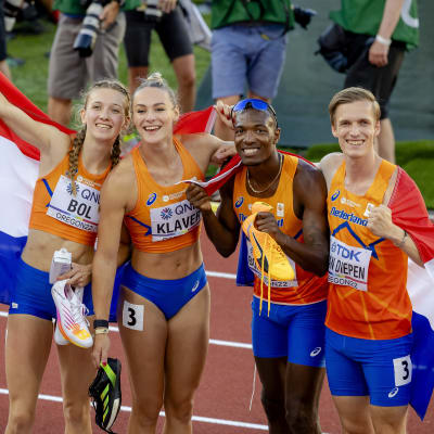 Femke Bol, Lieke Klaver, Liermarvin Bonevacia ja Tony van Diepen juhlivat 4 x 400 metrin sekaviestin MM-hopeaa Oregonissa.