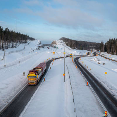 Ilmakuva Kirri-Tikkakoski -moottoritien alkupäästä Kirristä ennen väylän käyttöönottoa. Kuvassa näkyy rekka vanhalla nelostiellä ja taustalla uusi väylä kallioleikkauksineen.