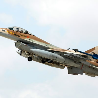 Ett israeliskt F-16 plan sköts ner av syriskt luftvärn. Piloten skadades allvarligt då planet kraschade i norra Israel