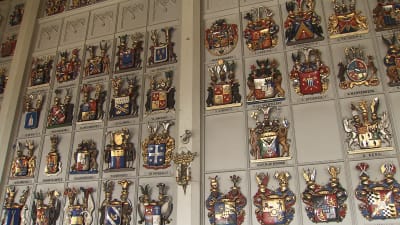 Adliga släkttavlor på Riddarhusets vägg.