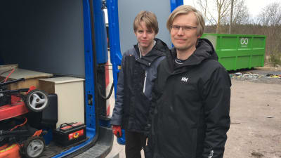 Benjamin Sjöberg och Kristian Backman hämtar skräp till sopstationen.