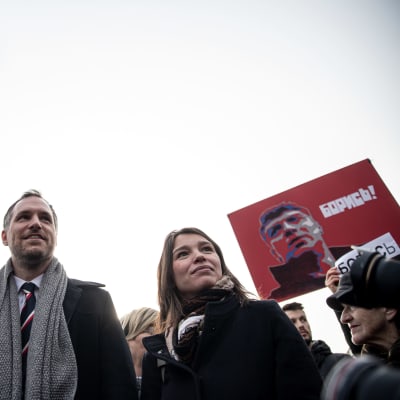 Zdenek Hrib på Boris Nemtsovs torg i Prag tillsammans med Nemtsovs dotter Zhanna.
