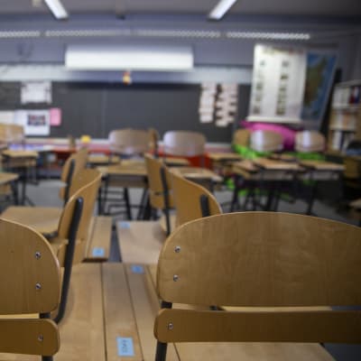 Tyhjä luokkahuone Helsingin Viikin normaalikoulussa.
