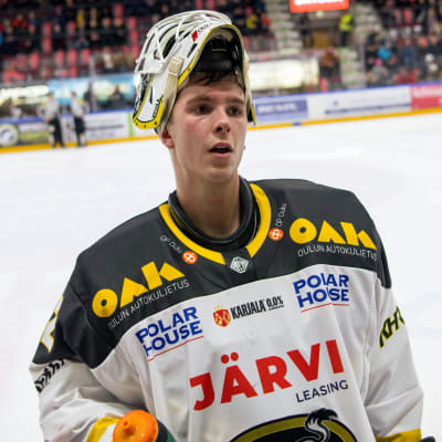 Joel Blomqvist dricker vid sargkanten.
