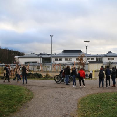Sörjande elever efter knivdådet i Borgå 13.11.17