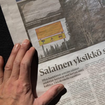 Foto av Helsingin Sanomats artikel den 16.12.2017 med en hand vilande på tidningen.