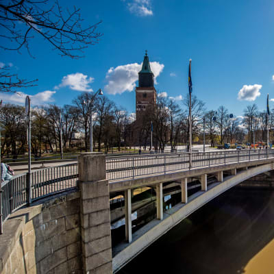 Dombron i Åbo med Åbo domkyrka i bakgrunden.