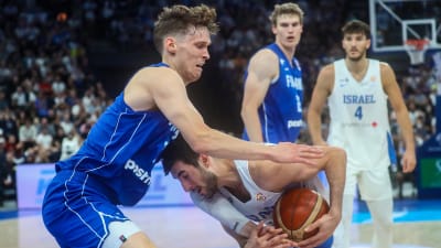 Mikael Jantunen i kamp om bollen mot israelisk motståndare.