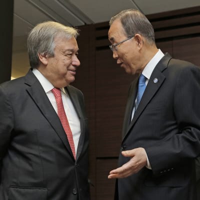 FN:s nya generalsekreterare António Guterres och företrädaren Ban Ki-moon i New York den 13 oktober 2016.