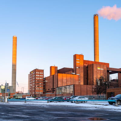 Hanaholmens kolkraftverk en solig vinterdag i Helsingfors.