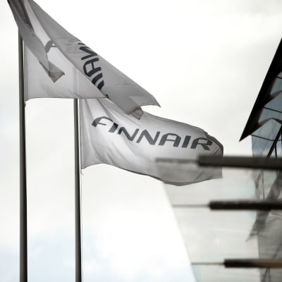 Finnairin liput liehuvat yhtiön pääkonttorin edustalla.