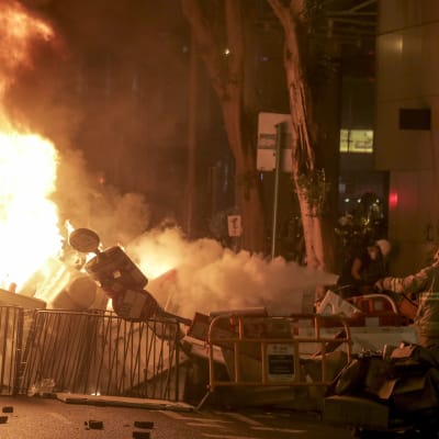 Demonstranterna byggde en väldig brannande barrikad i centrala Hongkong.
