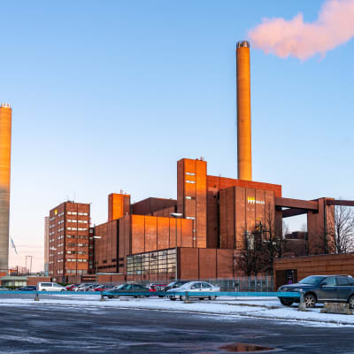 Hanaholmens kolkraftverk en solig vinterdag i Helsingfors.
