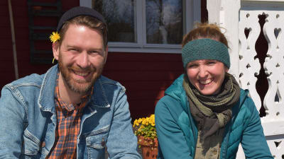 Jonas Sundström och Lena Gillberg på Strömsös verandatrappa 