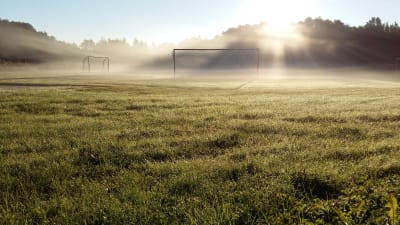 Dimma över fotbollsplanen i Näsby, Houtskär.