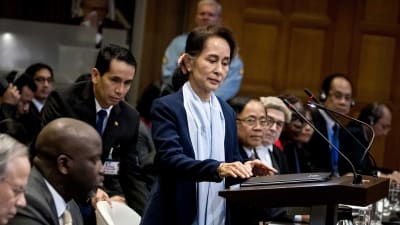 Myanmars ledare Aung San Suu Kyi försvarade militäroffensiven mot rohingyer då folkmordsrättegången inleddes i Haag i december. 