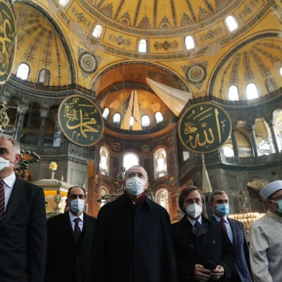Turkin presidentti seurueineen moskeijassa