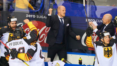 Tysklands chefstränare Toni Söderholm firar 2–2-kvitteringen.