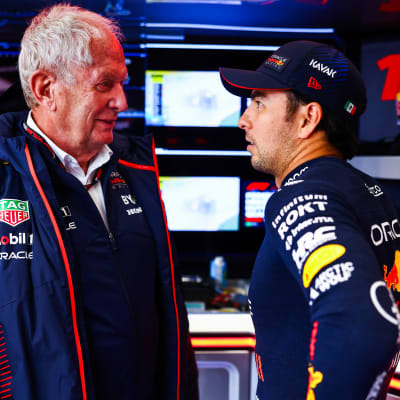 Red Bullin F1-tiimin neuvonantaja ja tiimin kuljettaja Sergio Perez keskustelevat.