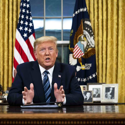 Donald Trump pitää tiedotustilaisuutta Valkoisessa talossa