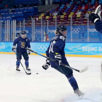 Anni Keisala tuulettaa olympiapronssia Suomen maalilla kädet ylhäällä.