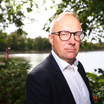 Jarkko Eloranta. Taustalla vettä ja puita.