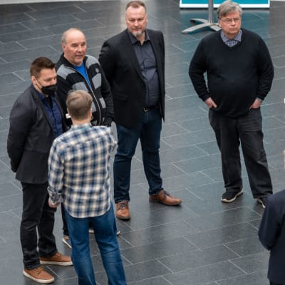 Yle haastatteli Mikkelin kauppakeskus Stellassa suorassa lähtyksessä kaupungin päättäjiä. Paikalla oli kaupunginhallituksen pj Pirjo Siiskonen (KESK), Raimo Heinänen (PS), Hannu Tullinen (SDP), Jouko Kervinen (KOK), Sami Järvinen (PS), Jarno Strengell (SDP) ja Heli Kauppinen (VIHR). Kuva: Juho Liukkonen / Yle