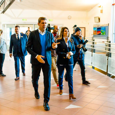 Islands statsminister Bjarni Benediktsson anländer till en vallokal tillsammans med sin fru Thora Margret Baldvinsdottir.