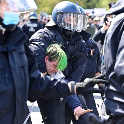 Koronarajoituksia vastustavat mielenosoittajat ottivat yhteen poliisin kanssa Berliinissä.