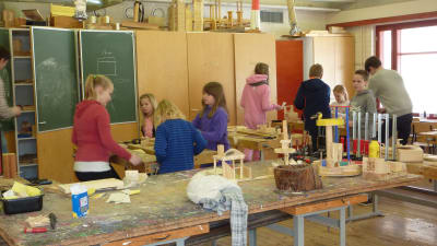 Barn i ett klassrum i Kyrkfjärdens skola i Ingå. Barnen har slöjdlektion.