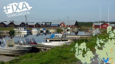 Båtar i Björköby hamn. En karta med närmaste bankautomat i hörnet av bilden.