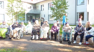 Invånarna i Villa Pentby deltar i Alfa Omega Raseborgs rollatorrally.