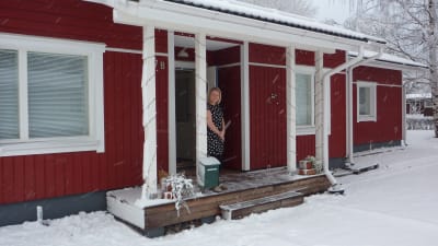 Lena Holmström, utanför sitt hus i Hangö.