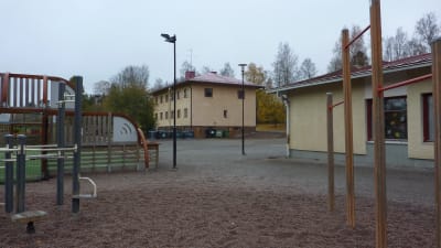 Stenhuset intill Kyrkfjärdens skola.