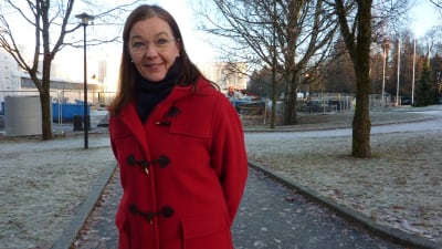 Katri Kalske är bildningsdirektör i Lojo och står vid Anttilan koulu som grundrenoveras.