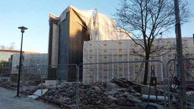 En massa bråte och kontainrar på Anttilan koulus skolgård då skolan renoveras.
