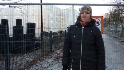 Michaela Lönnblad står vid Anttilan koulu i Lojo som renoveras.