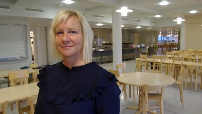 Carina Lund på Alerte som lagar skolmat i Jakobstad hoppas att leverantörerna håller koll på tillsatsämnena. 