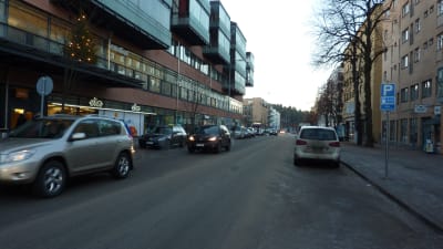 Larsgatan i Lojo är fylld med bilar.