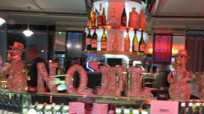 Julpynt på flygplatsbar, flaskor i bakgrund