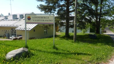 Lönnebergas skylt i Ingå. Bakom skymtar den äldre delen av servicehemmet till vänster.