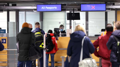 Ryska passagerar på Helsingfors-Vanda flygfält.