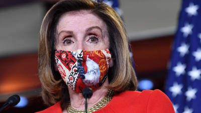Nancy Pelosi iförd i ett mönstrat munskydd.