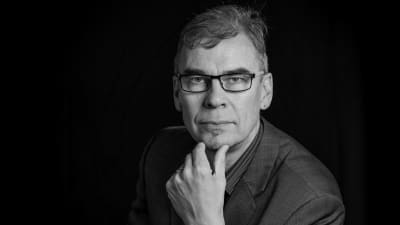 Svartvitt porträtt av Jan Edström