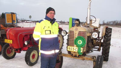 Håkan Stenfors framför sin Zetor 25K