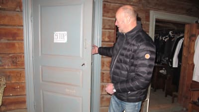 Bengt Lybäck vid dörren som öppnas av sig själv.