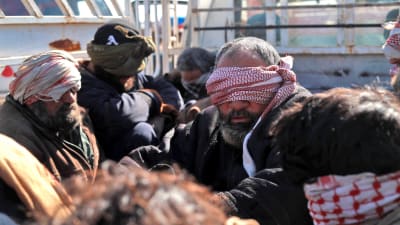 Män som flytt från Baghuz den 30 januari och som då gripits av SDF misstänkta för att ha varit IS-krigare. 