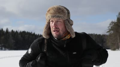 Mikko Peltola hiihtämässä Nuuksiossa.